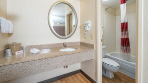 Combined shower/bathtub, free toiletries, towels, soap - Red Roof Inn Louisville Fair and Expo (Louisville)
