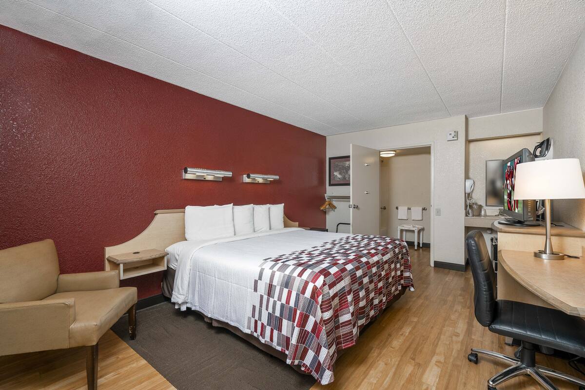 In-room safe, desk, laptop workspace, blackout curtains