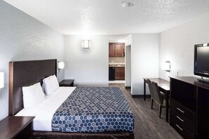 Hypo-allergenic bedding, desk, laptop workspace, iron/ironing board - Rodeway Inn At Fort Lee (Hopewell)