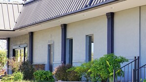 A building with a flat roof, large windows, and a staircase leading to the entrance. - Hotel elev8 (Conroe)