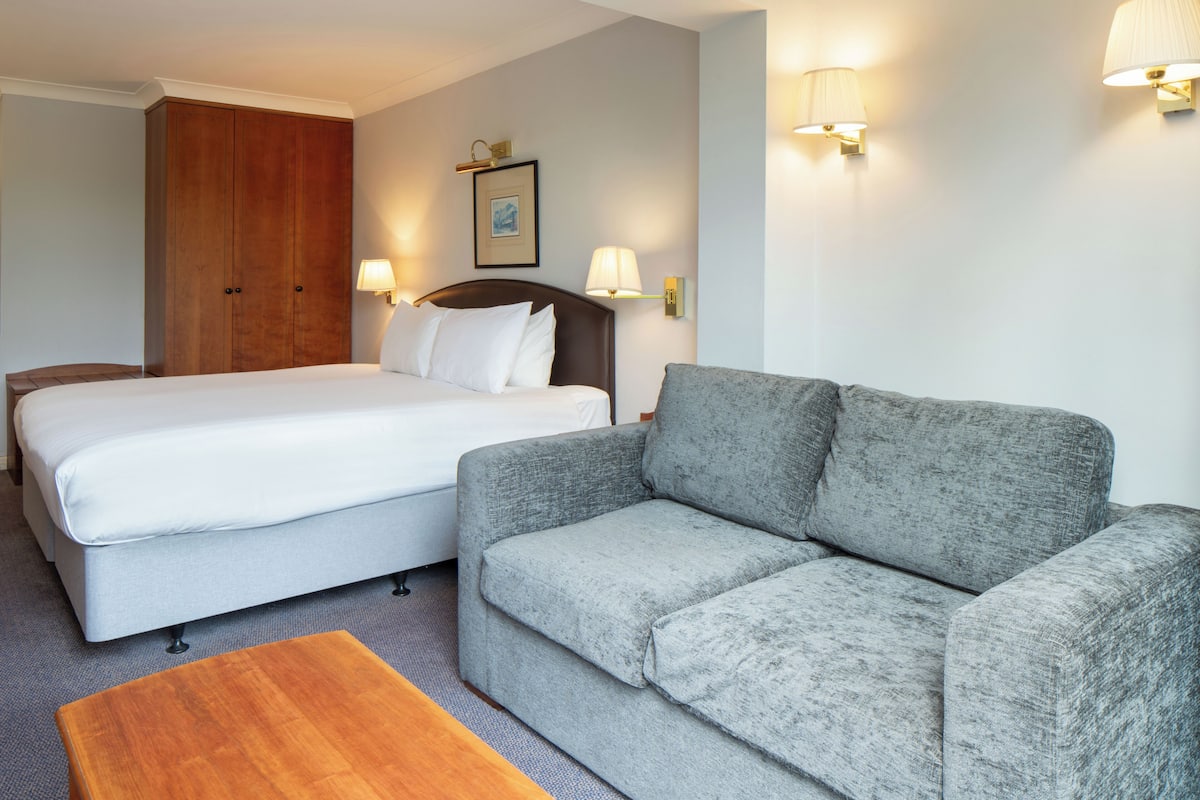 Habitación ejecutiva, 1 cama King size, para no fumadores (with Sofabed) | Escritorio, tabla de planchar con plancha, wifi gratis y ropa de cama