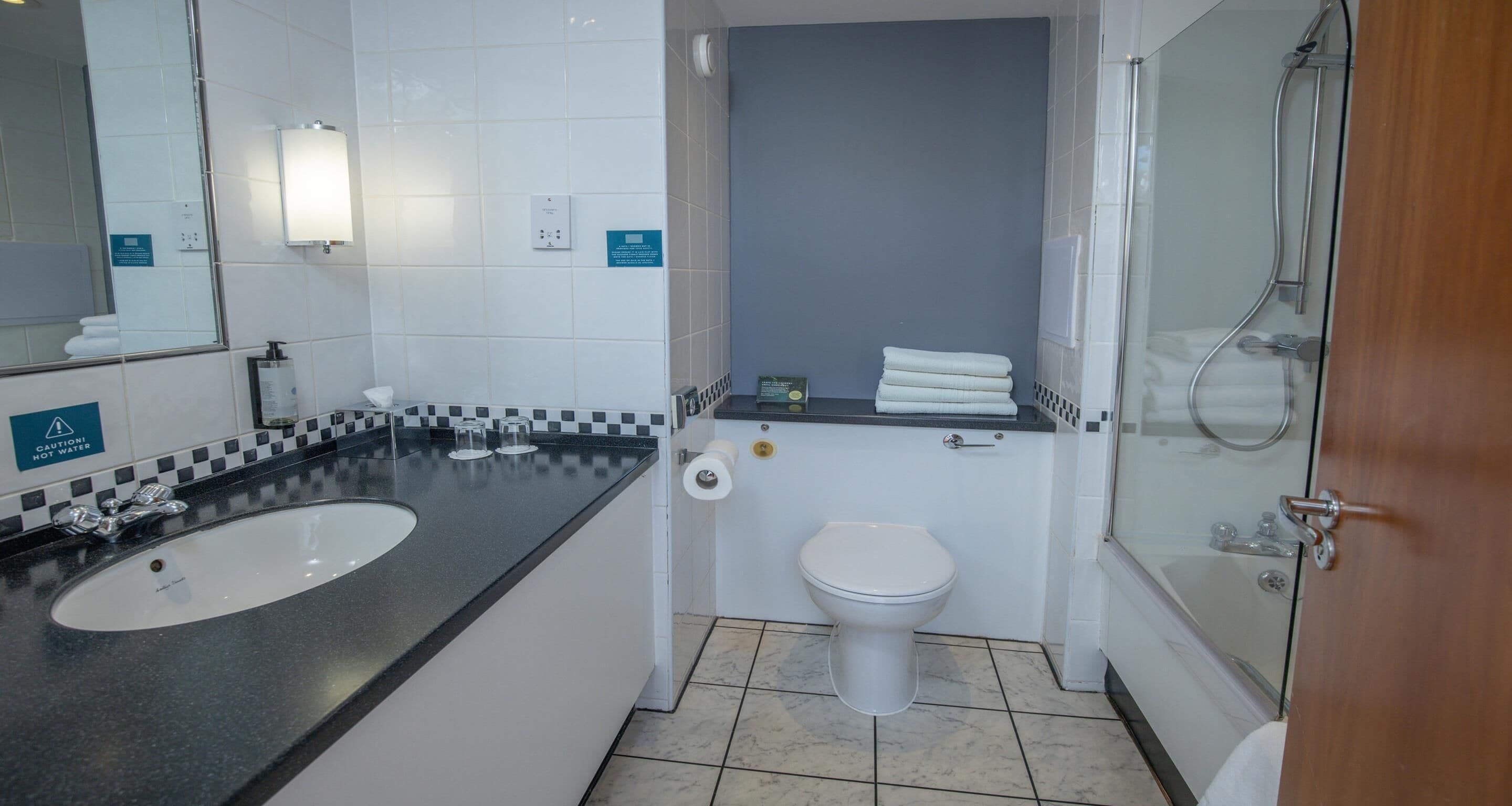 Een badkamer met een wastafel, toilet en douche.
