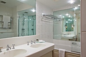 Combined shower/bathtub, eco-friendly toiletries, hair dryer, towels - Derby Mickleover Hotel, BW Signature Collection (Derby)