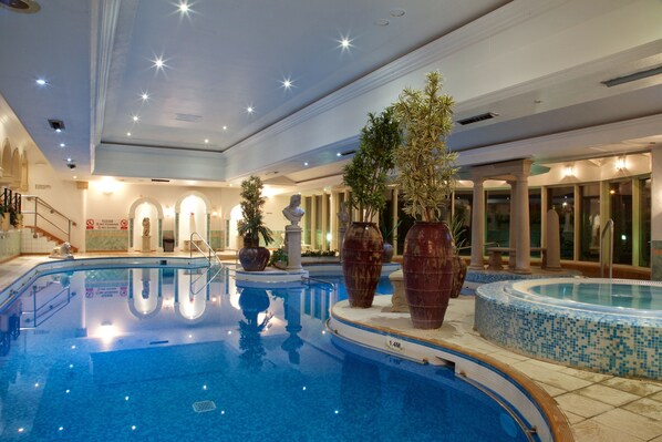 من حمّامات السباحة المغطاة