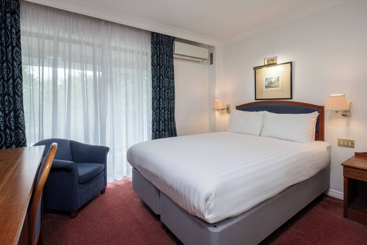 Habitación estándar, 1 cama matrimonial, para no fumadores | Escritorio, tabla de planchar con plancha, wifi gratis y ropa de cama