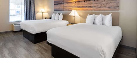 Habitación estándar, 2 camas Queen size | Caja de seguridad en la habitación, escritorio y cunas gratuitas