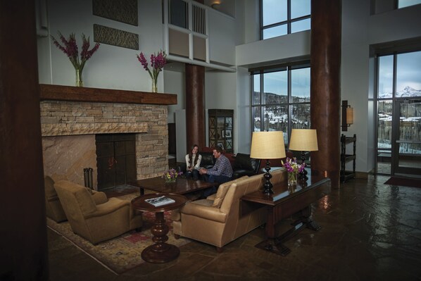 Lobby sitting area - The Peaks Resort and Spa (Telluride)