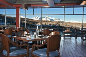 2 restaurants servant le petit-déjeuner