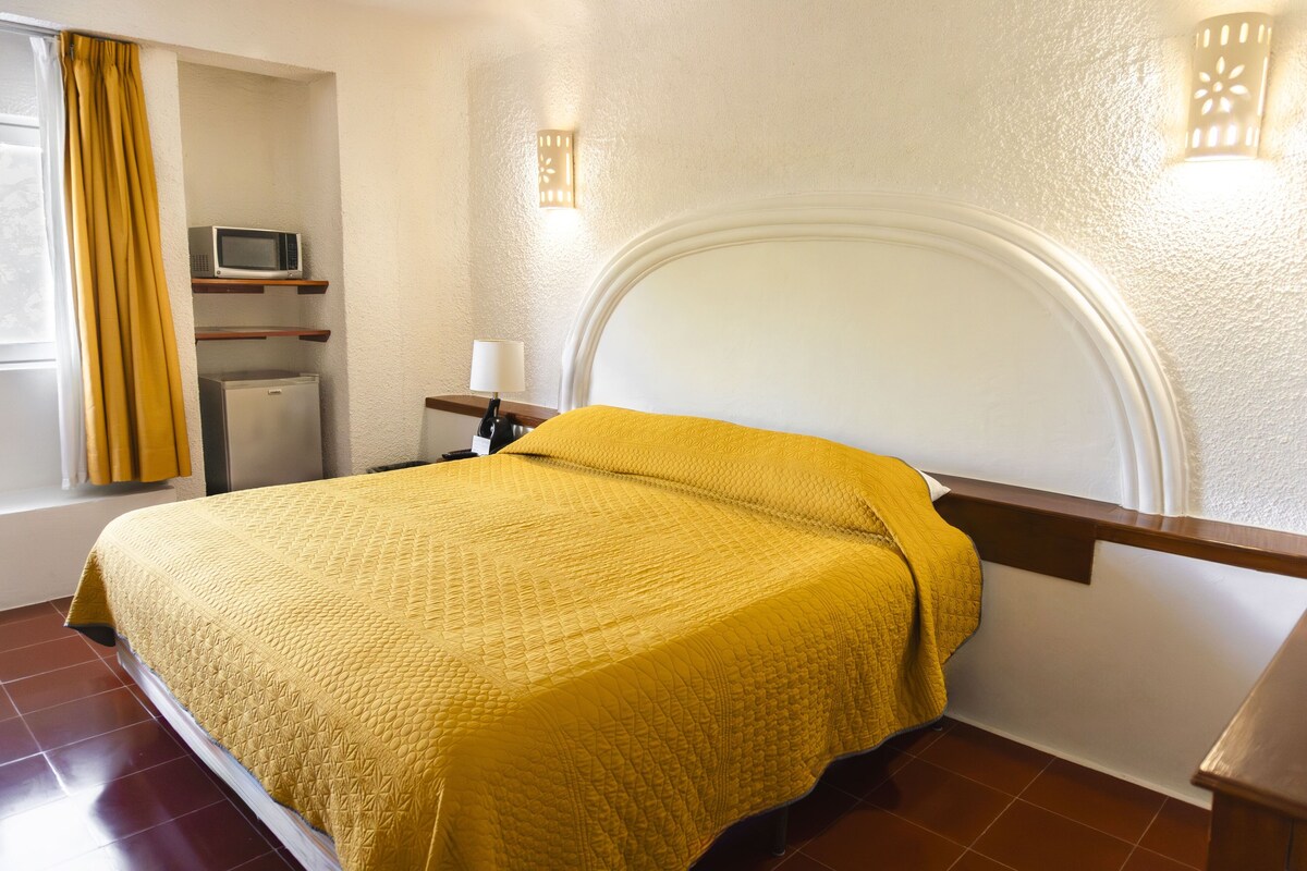 Premium bedding, desk, WiFi (free)