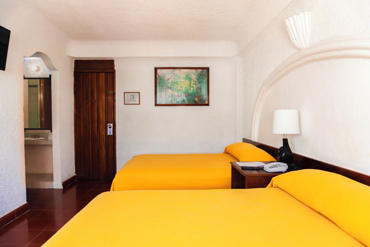 Premium bedding, desk, WiFi (free)