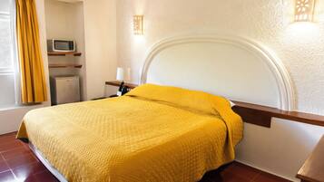 Habitación junior, 1 cama King size, refrigerador y microondas | Ropa de cama de alta calidad, escritorio y wifi gratis