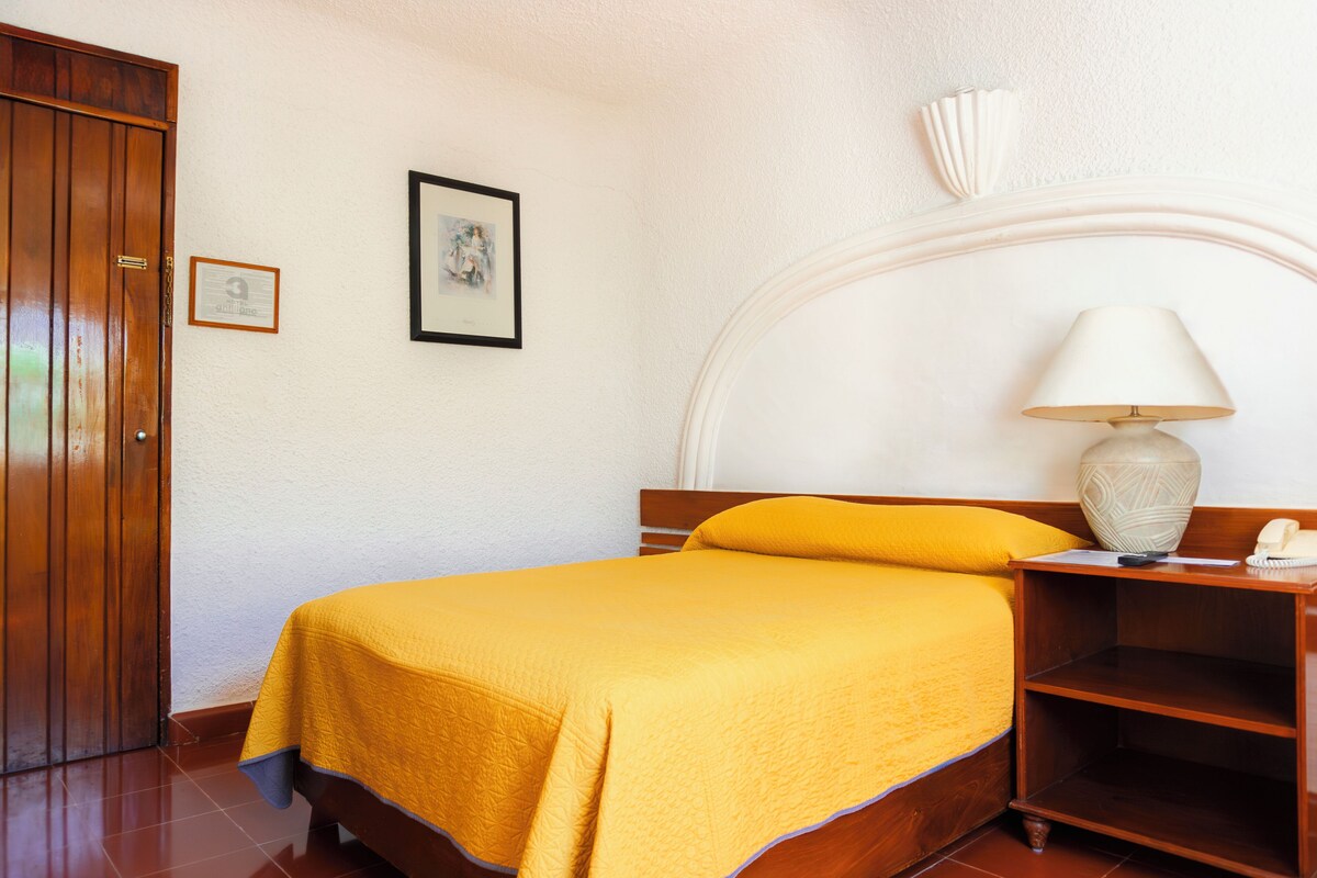 Premium bedding, desk, WiFi (free)