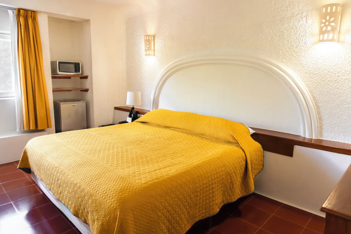 Junior Room, 1 King Bed, Refrigerator & Microwave | Premium bedding, desk, free WiFi