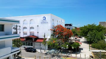 Vista frontal de la propiedad