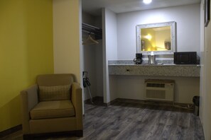 Family Room | Desk, iron/ironing board, free WiFi, bed sheets