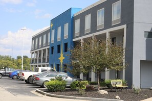 Free self parking - BlissPoint Inn Northwest Indianapolis (Indianapolis)