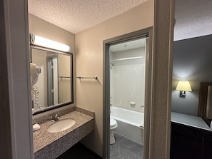 Combined shower/tub, hair dryer, towels