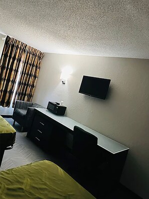 标准房, 2 张双人床, 无烟房 | 办公桌、熨斗/熨衣板、免费 WiFi、床单