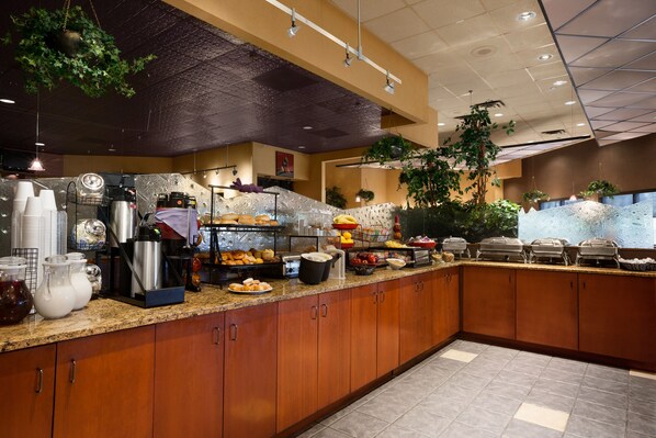 Buffet déjeuner servi tous les jours en supplément