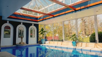 Piscina interna, funciona das 6h30 às 21h, espreguiçadeiras