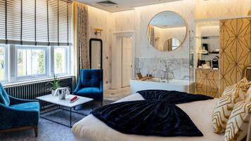 Feature Room | 客房內保險箱、書桌、筆電工作空間、熨斗/熨衣板