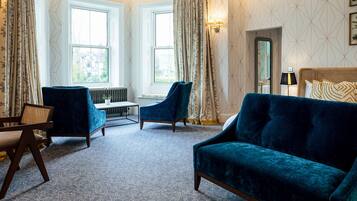 Feature Room | Tallelokero huoneessa, työpöytä