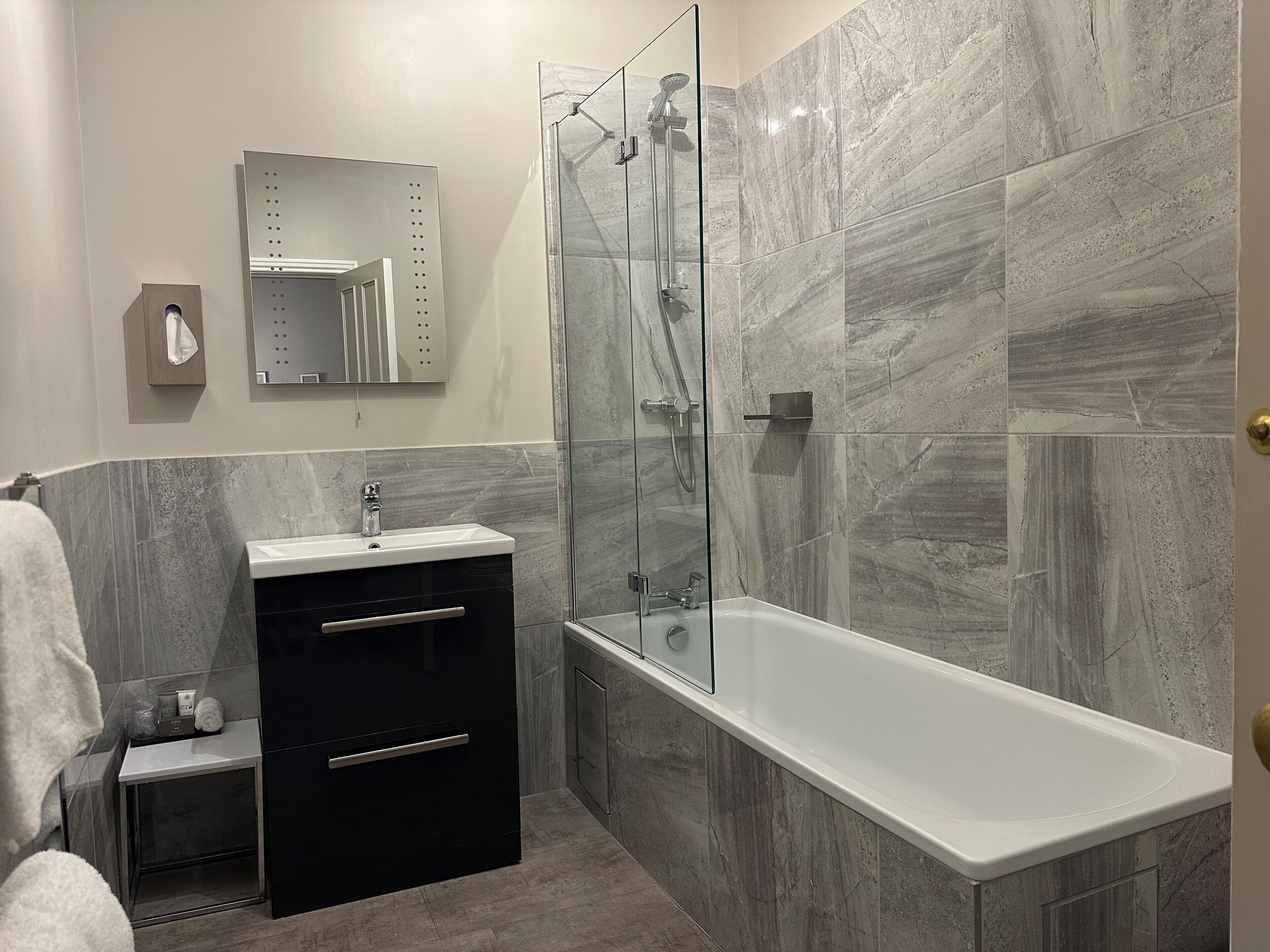 solo traveller | bathroom | combined shower/bathtub, hair dryer, bathrobes, slippers