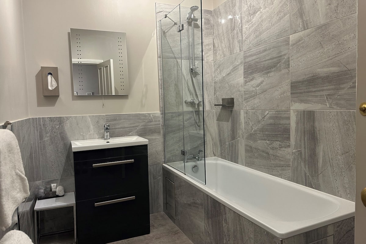 solo traveller | bathroom | combined shower/bathtub, hair dryer, bathrobes, slippers