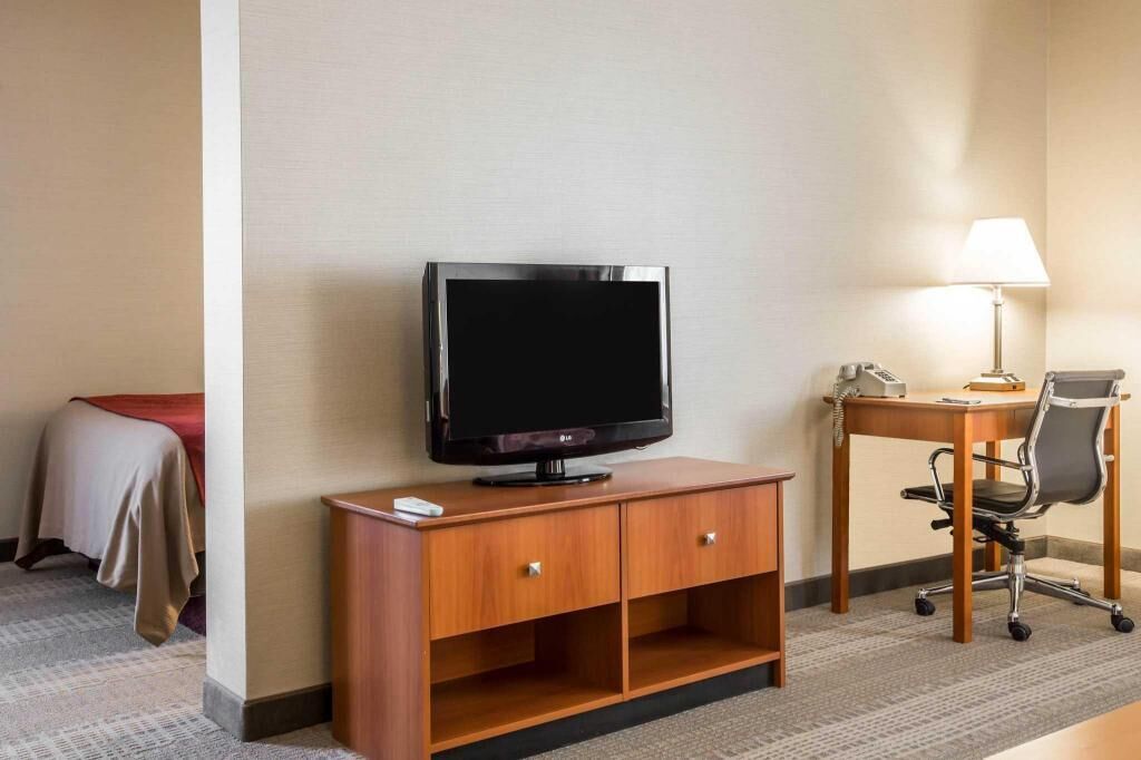 Escritorio, espacio para trabajar con laptop y cortinas blackout 