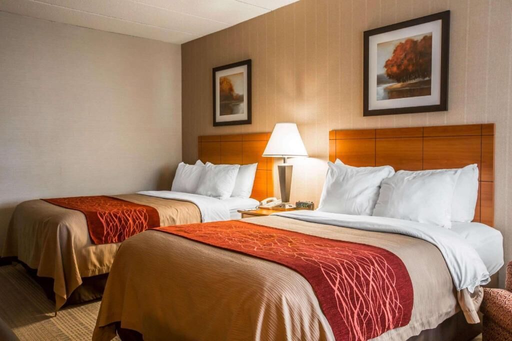 Escritorio, espacio para trabajar con laptop y cortinas blackout 
