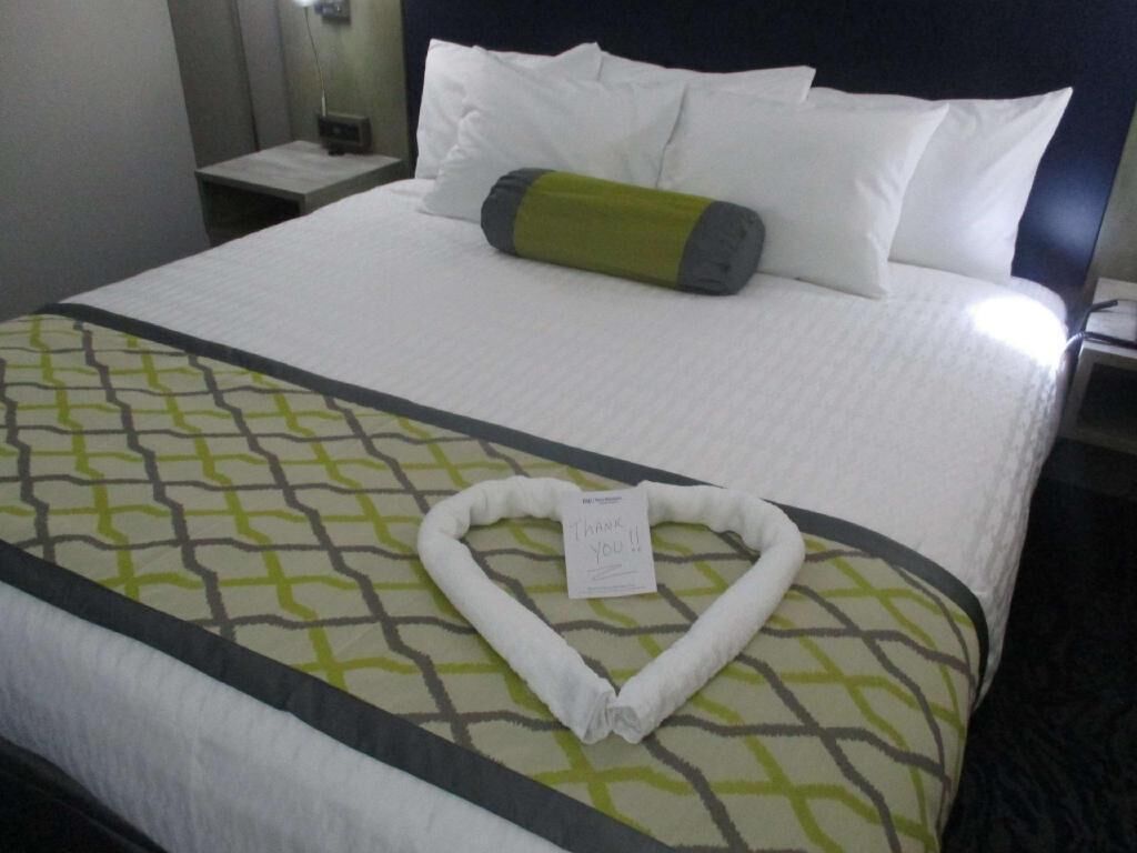 1 bedroom, Egyptian cotton sheets, premium bedding, pillowtop beds