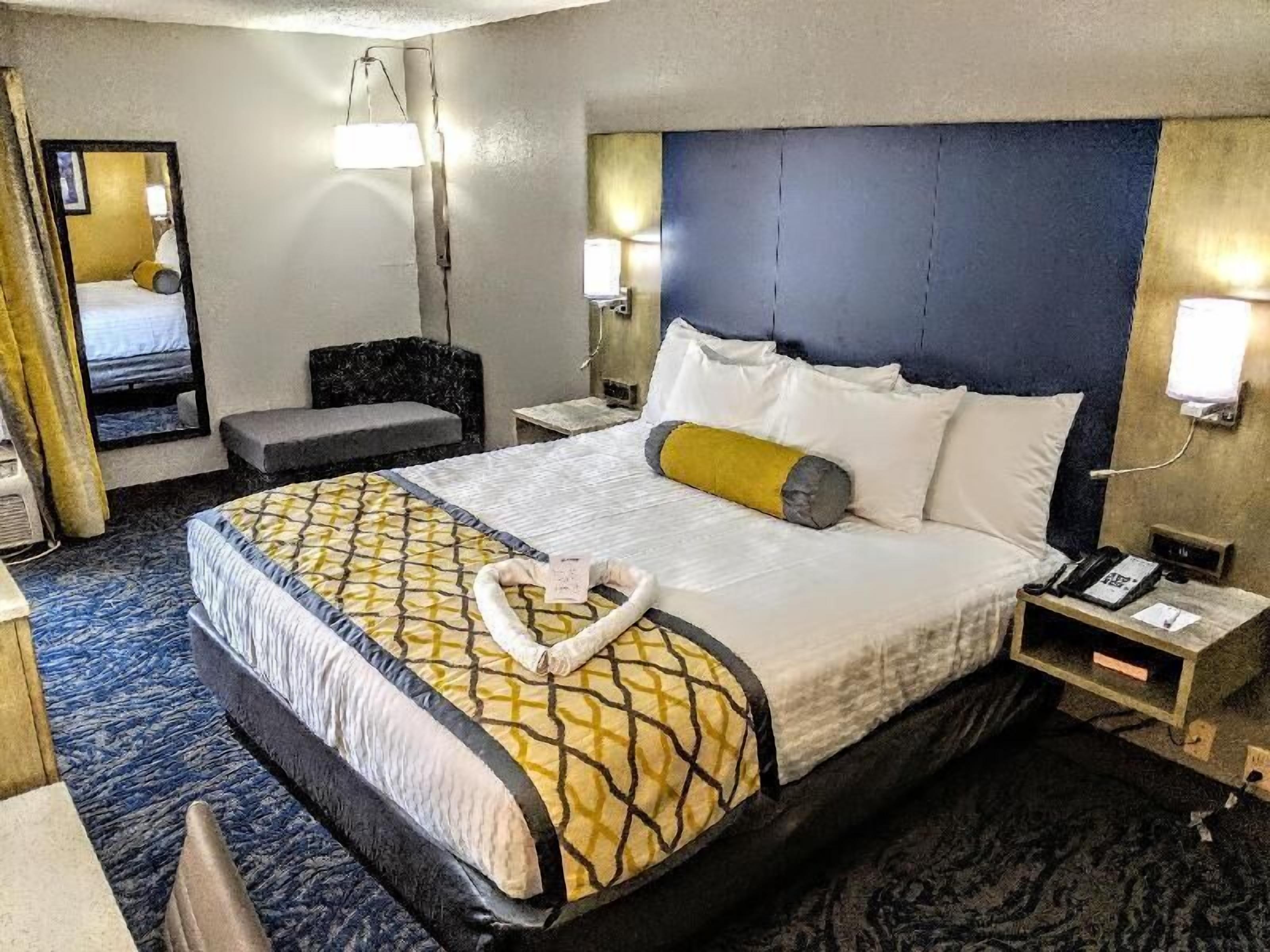 1 bedroom, Egyptian cotton sheets, premium bedding, pillowtop beds