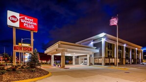 Um hotel Best Western Plus com entrada acessível, estacionamento e área ajardinada com uma pequena árvore.