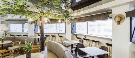 Breakfast and dinner served