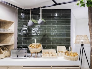 Tägliches kontinentales Frühstück (9 EUR pro Person)