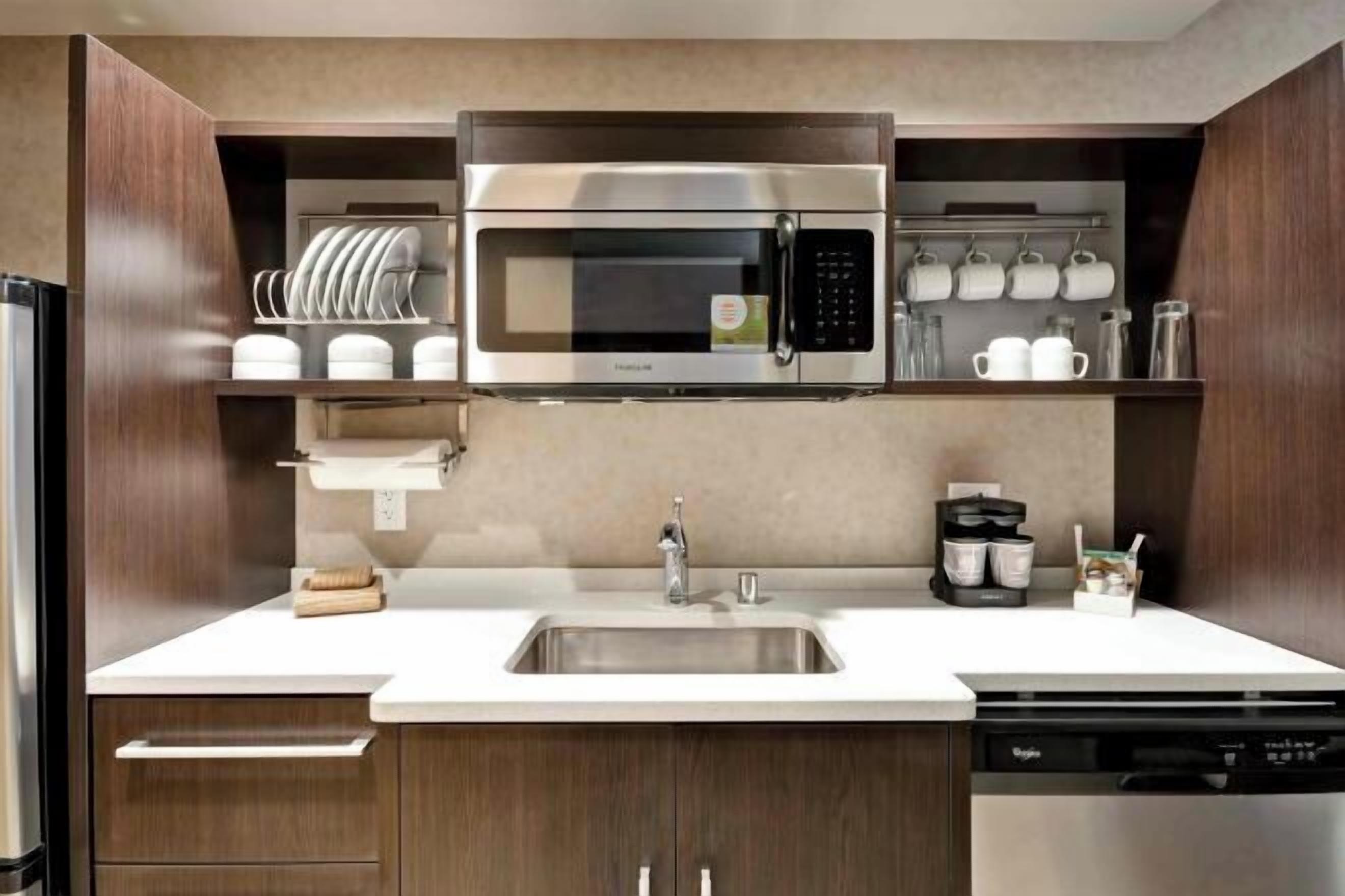 Grand réfrigérateur, micro-ondes, lave-vaisselle, cafetière/bouilloire