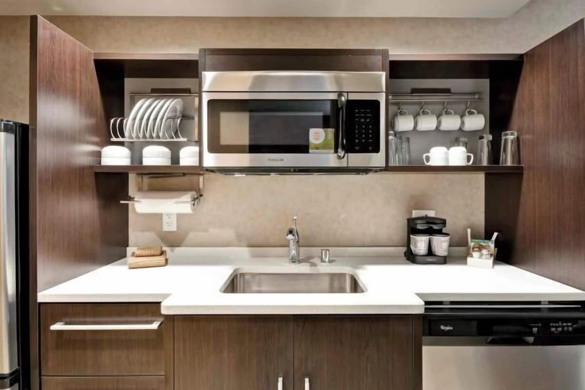 Full-size fridge, microwave, dishwasher, coffee/tea maker