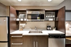 Full-sized fridge, microwave, dishwasher, coffee/tea maker