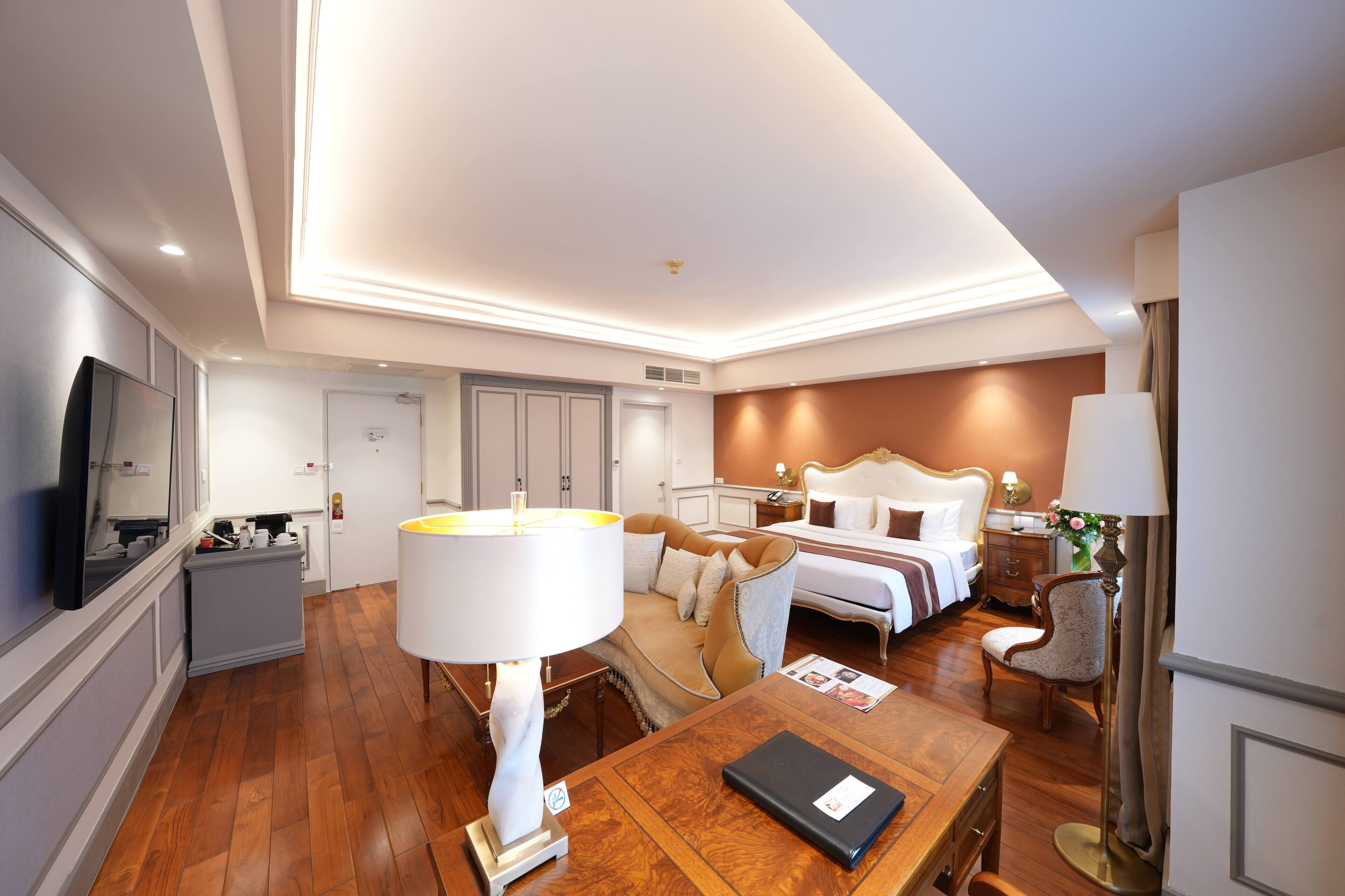 club grand suite | 1 bedroom, down duvets, pillow-top beds, minibar