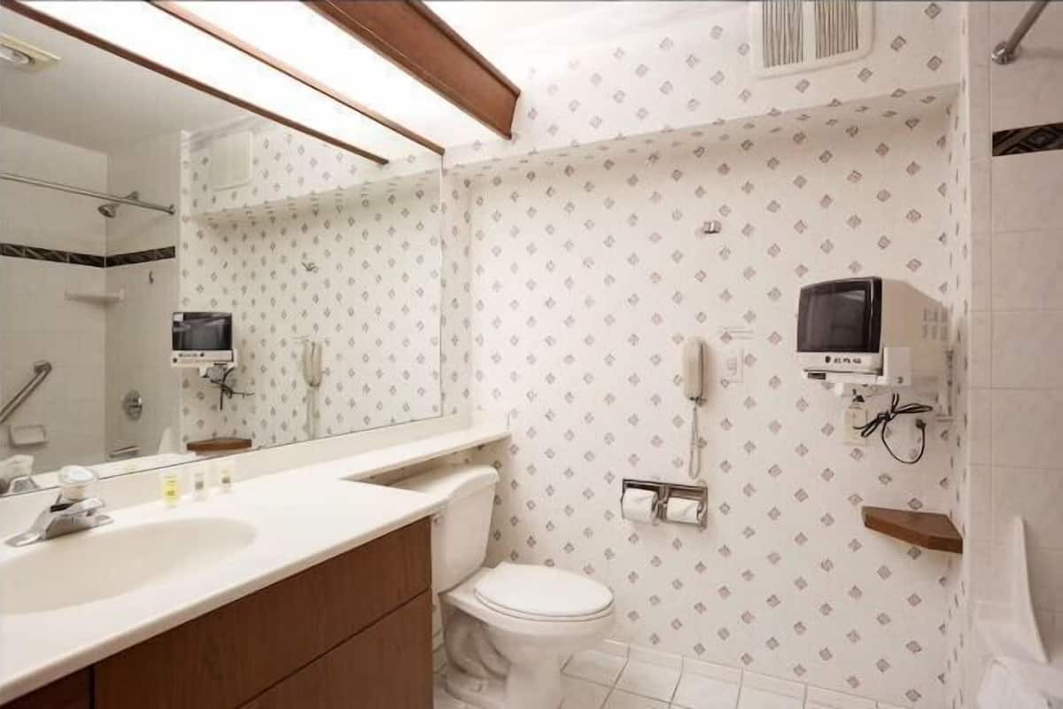 Tina con regadera, amenidades de baño ecológicas, secadora de cabello