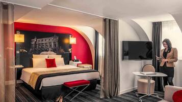 Roupas de cama premium, frigobar, cofres nos quartos