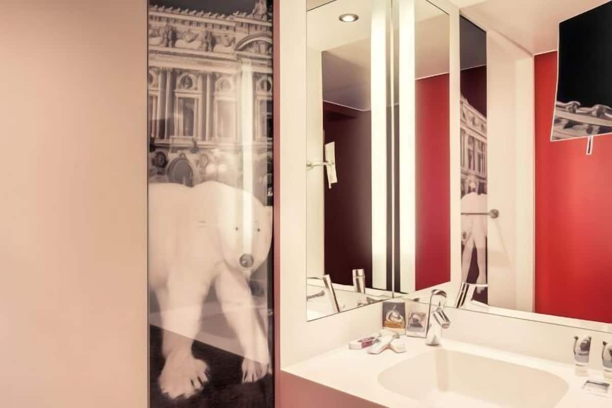 Badezimmer | Regendusche, umweltfreundliche Kosmetikartikel, Haartrockner, Handtücher