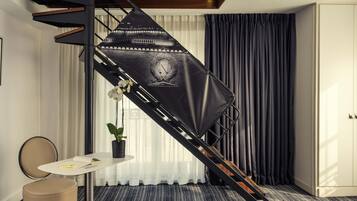 Luxe beddengoed, een minibar, een kluis op de kamer