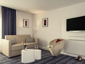 Ylelliset vuodevaatteet, minibaari, tallelokero huoneessa