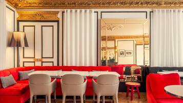 Desayuno buffet diario (EUR 21 por persona)