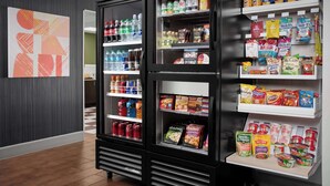 Máquina expendedora llena de bebidas y aperitivos.