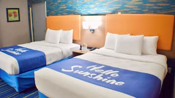 Quarto, 2 camas Queen, para não fumantes | 1 quarto, cofres nos quartos, escrivaninha, cortinas blackout