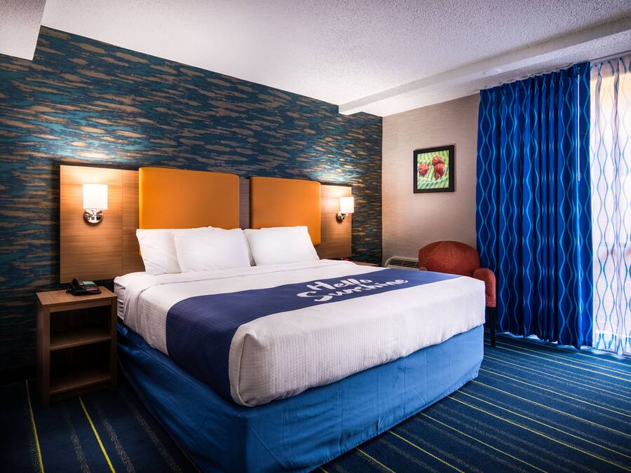 Caja de seguridad en la habitación, escritorio y cortinas blackout