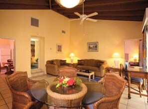 1 habitación, caja de seguridad en la habitación y escritorio 