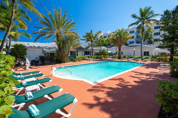 3 albercas al aire libre 